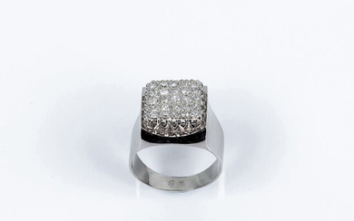 Vintage ring in white gold with square front in...