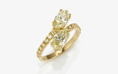 Vis a Vis Ring verziert mit zart gelben Diamanten im Marquise - und Brillantschliff
