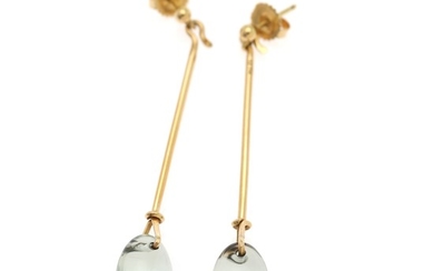 Vivianna Torun Bülow-Hübe: A pair of “Dew Drop” ear pendants each set with a polished prasiolite, mounted in 18k gold. Georg Jensen after 1945. L. 6 cm. (2)
