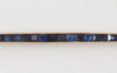 Yellow gold "Barrette" brooch, set with calibrated sapphires. Length: 7cm. Gross weight: 4g.