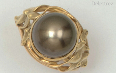 Yellow gold ring with a Tahitian pearl. The...