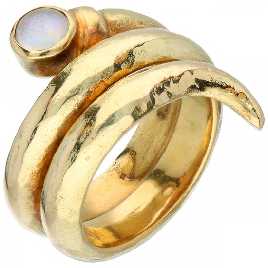 18K. Yellow gold hammered snake-shaped ring set with a triplet opal.