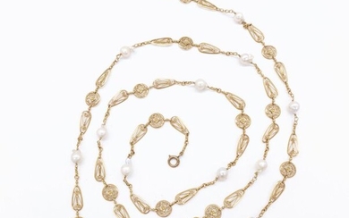 18K yellow gold and white baroque pearls (untested) with geometric filigree decoration. French work. Length: 136 cm. Gross weight : 62.16 gr. A gold and pearl necklace.