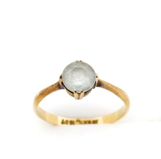 18ct yellow gold and gemstone ring marked 18ct. Approx weigh...