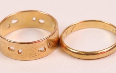2 gold wedding rings (750), one with engraved decoration, T: 56 and 57. Weight : 7.9 gr
