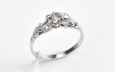 A VINTAGE DIAMOND RING, APPROXIMATE WEIGHT 0.34CT, IN 9CT WHITE GOLD
