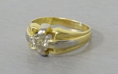 Bague en or jaune et or gris centrée d'un diamant …