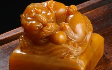 A TIANHUANG STONE CARVED DRAGON PLAYING BEAD SEAL