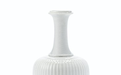 A SMALL WHITE-GLAZED FLUTED BOTTLE VASE, 18TH-19TH CENTURY