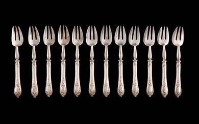 A SET OF TWELVE SILVER DESSERT FORKS WITHIN FITTED CASE