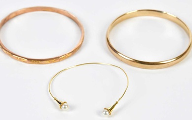 A 9ct gold bangle, approx. 7.8g, an 18ct gold very...