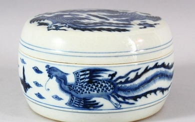 A CHINESE BLUE AND WHITE PORCELAIN CIRCULAR BOX AND