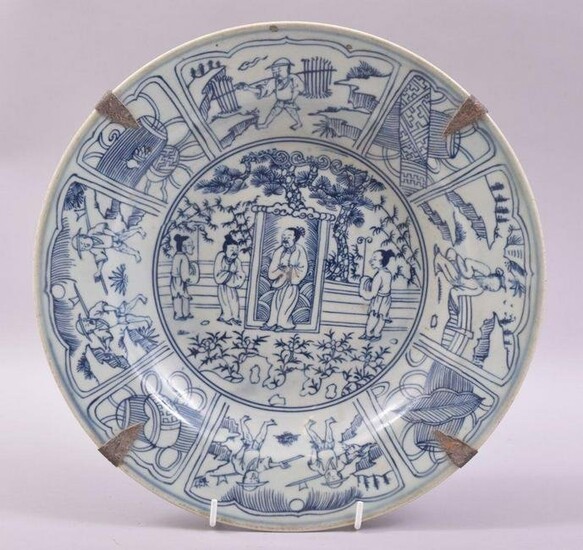 A CHINESE BLUE AND WHITE PORCELAIN DISH, painted with