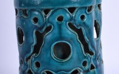 A CHINESE TURQUOISE GLAZED RETICUALTED BRUSH POT. 18 cm