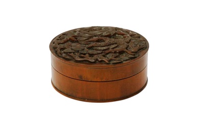 A CHINESE WOOD 'PINE' CIRCULAR BOX AND COVER 十九世或二十世紀 木雕松紋蓋盒