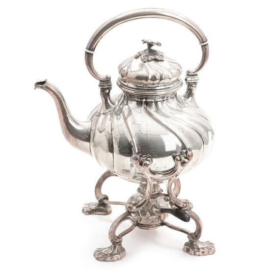 A Danish silver kettle on stand. No maker's mark, 1921. Weight app. 1474 gr. H. 28.5 cm.