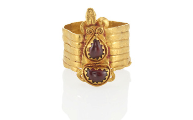 A GOLD AND GARNET RING