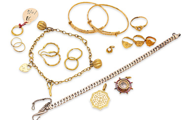 A GROUP OF CHILD'S GOLD AND SILVER JEWELLERY