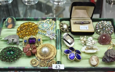 A GROUP OF VINTAGE BROOCHES