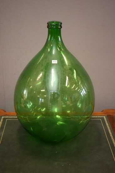 A LARGE 19TH CENTURY FRENCH GREEN GLASS DEMIJOHN (66H X 45D CM)