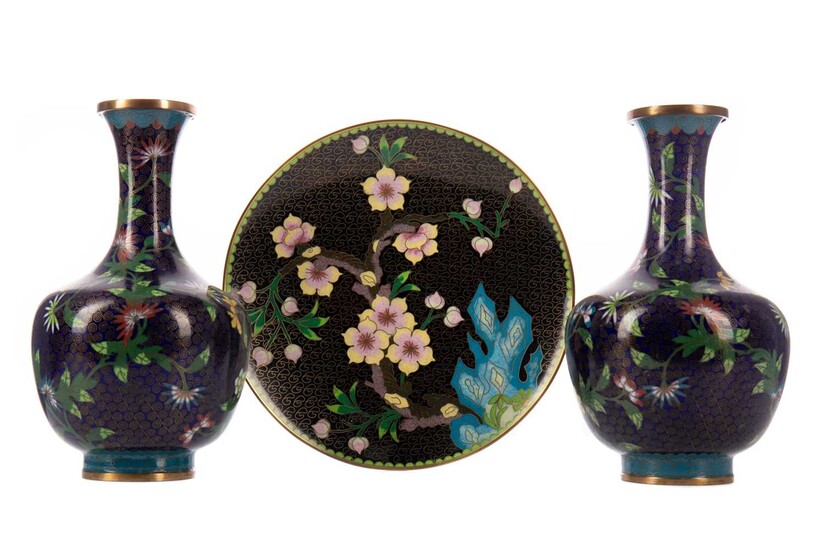 A PAIR OF 20TH CENTURY CHINESE CLOISONNE VASES AND A CLOISONNE PLATE