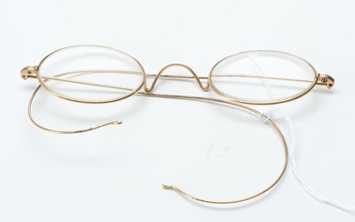 A PAIR OF 9CT GOLD AND GOLD LINED SPECTACLES