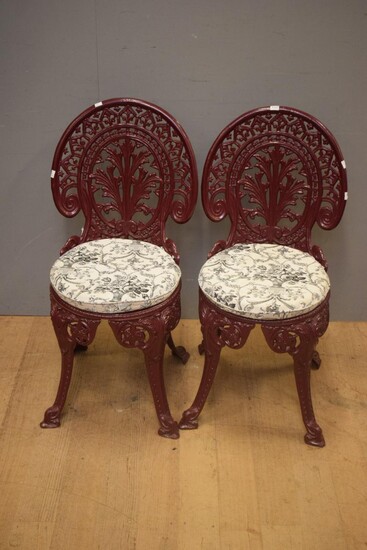 A PAIR OF CAST IRON COLEBROOKDALE STYLE POWDER COATED CHAIRS (85H X 40W X 50D CM)