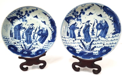 A PAIR OF CHINESE QIANLONG (1736-95) BLUE AND WHITE CERAMIC PLATES