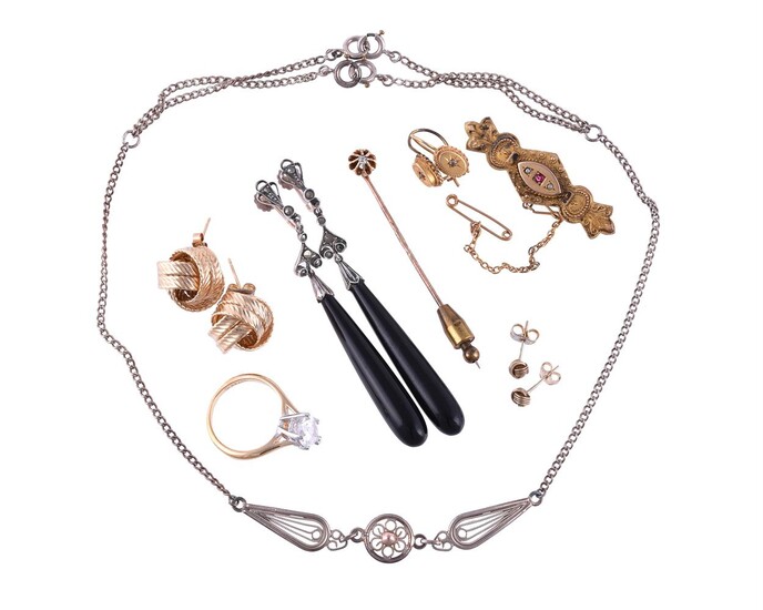 A SMALL COLLECTION OF JEWELLERY AND COSTUME JEWELLERY