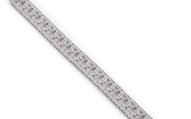 A diamond bracelet set with numerous brilliant-cut diamonds weighing a total of app. 2.30 ct., mounted in platinum. G-H/VS-SI. L. app. 18 cm. Circa 1940–50.