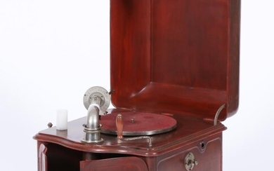A grammophone instrument in zinc case, France, 20e-eeuw.