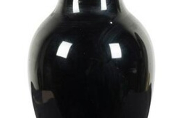 A mirror-black monochrome bottle vase. Qing dynasty.