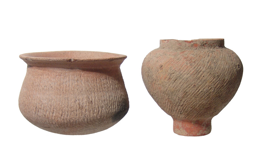 A pair of Ban Chiang corded ware vessels
