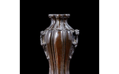 A ribbed bronze vase, dragon handles China, 17th century (h. 17 cm.)
