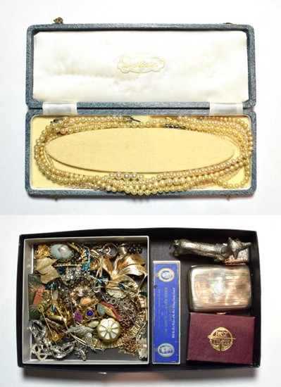 A small quantity of costume jewellery including brooches, pendants, necklaces,...