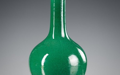 AN APPLE-GREEN GLAZED BOTTLE VASE, TIANQIUPING, QING DYNASTY