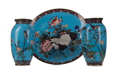 AN EARLY 20TH CENTURY JAPANESE CLOISONNE ENAMEL PLATE