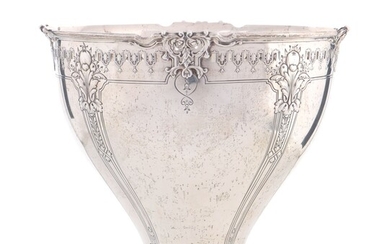 AN UNIDENTIFIED REED AND BARTON SILVER CENTER PIECE