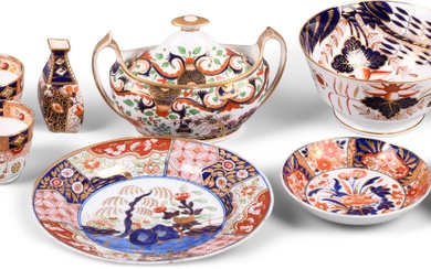 ASSEMBLED GROUP OF ENGLISH PORCELAIN IMARI PATTERNED PIECES, EARLY 19TH CENTURY AND LATER