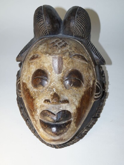 Afrique, masque, Gabon style Punu, bois clair brun-rouge, h. 35,5 cm. Masque de visage préfabriqué,...