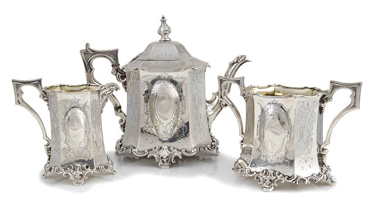 An English Victorian sterling silver tea service - London 1845,...
