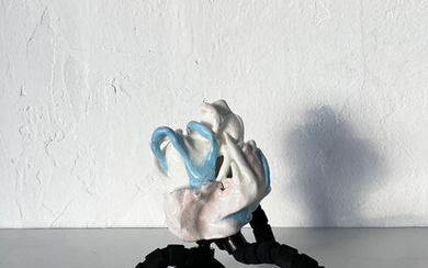 Anna Soz; Crawling for you, 2021; clay, engob, glaze, 16 x 13 cm