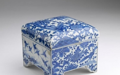 Arte Cinese A blue and white porcelain box and cover