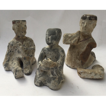 Arte orientale; lotto composto da un gruppo di tre figure in terracotta (h max cm 24) (difetti, restauri e mancanze)
