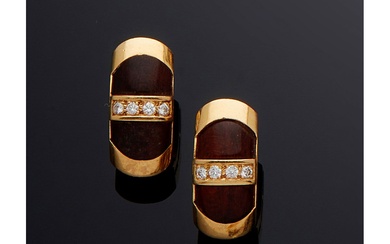 BOUCHERON Paire de boucles d'oreilles en or jaune 18 carats (750/000), bois d'amourette et diamants,...