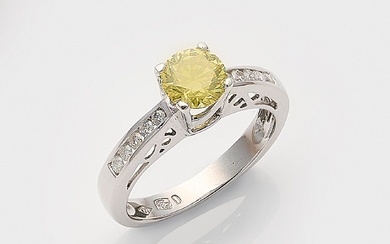 Bague Fancy en or blanc, taille 750. Sertie au centre d'un diamant Fancy Vivid Yellow...