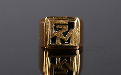 Bague chevalière en or 18k (750/00), gravée des initiales G.M., sur fond émaillé noir. PB...