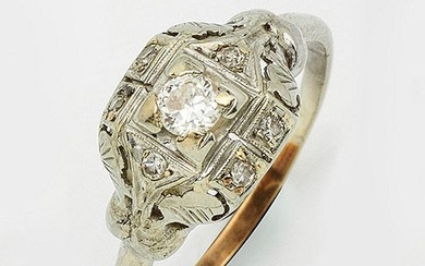 Bague diamant des années 1930 en or blanc, 14 ct ; sertie au centre d'un...