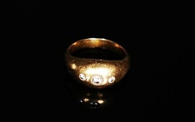 Bague jonc en or jaune ornée de trois diamants... - Lot 42 - Métayer-Mermoz Maison de Ventes aux Enchères Nevers