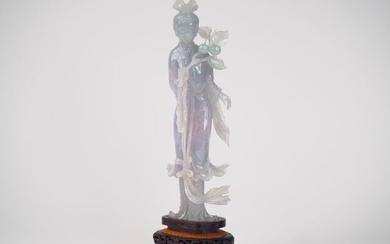 Belle statuette en jadéïte de Birmanie translucide représentant une déesse du printemps tenant une branche...